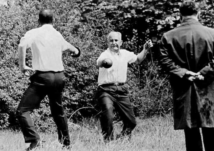 V soukromé zahradě se 21.dubna 1967 odehrál poslední šermířský souboj ve Francii. Duel mezi dvěma poslanci trval čtyři minuty a byl ukončen po zranění jednoho z účastníků. Vyhrál ten starší a ten mladší se ještě navíc druhý den ženil.