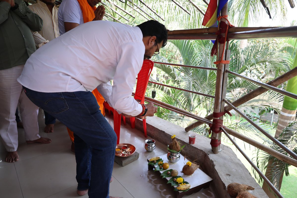 AmolGKirtikar's tweet photo. भगवान महावीर जयंतीनिमित्त 'समस्त दिगंबर जैन कासार समाज मंडळ, सर्वोदय नगर जोगेश्वरी पूर्व' यांच्यावतीने आयोजित भगवान महावीर जन्म कल्याण उत्सवात सहभागी होऊन महावीर स्वामींचे मनोभावे दर्शन घेतले व उपस्थित जैन कासार समाज बांधवांना शुभेच्छा देत संवाद साधला.

यावेळी मंडळांनी सत्कार करून सन्मानित केले व निवडणुकीसाठी शुभेच्छा दिल्या. आपल्या देशाची ही खासियत आहे की आपण विविध धर्माचे लोक एकात्मतेने सुखाने नांदतो. धार्मिक एकोपा जपण्यासाठी संविधान टिकले पाहिजे आणि आणि आमचा लढा संविधान रक्षणासाठी आहे. 

 #ShivsenaUBT #uddhavthackeray #aadityathackeray  #LokSabhaElections2024 #NorthWestMumbai  #Mahaveerjayanti #bhagvanmahaveer #Jain #community