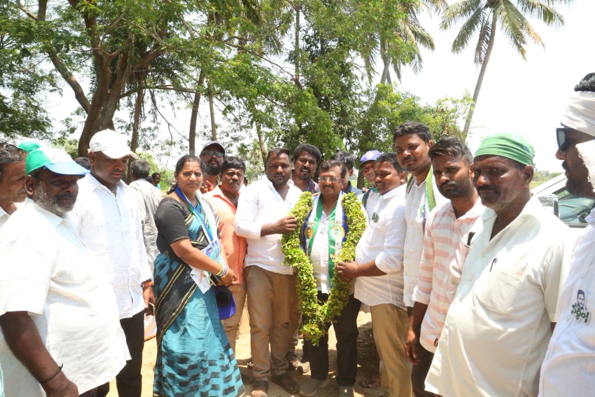 VGajendraBJP's tweet photo. తిరుపతి జిల్లా సత్యవేడు నియోజకవర్గంలో వైఎస్ఆర్సిపి ఎమ్మెల్యే అభ్యర్థి నూకతోటి రాజేష్ అన్న గారితో కలిసి ఎన్నికల ప్రచారంలో పాల్గొన్న వైఎస్ఆర్సిపి విద్యార్థి విభాగం రాష్ట్ర ప్రధాన కార్యదర్శి గజేంద్ర.... https://t.co/iyDKiMUwUB