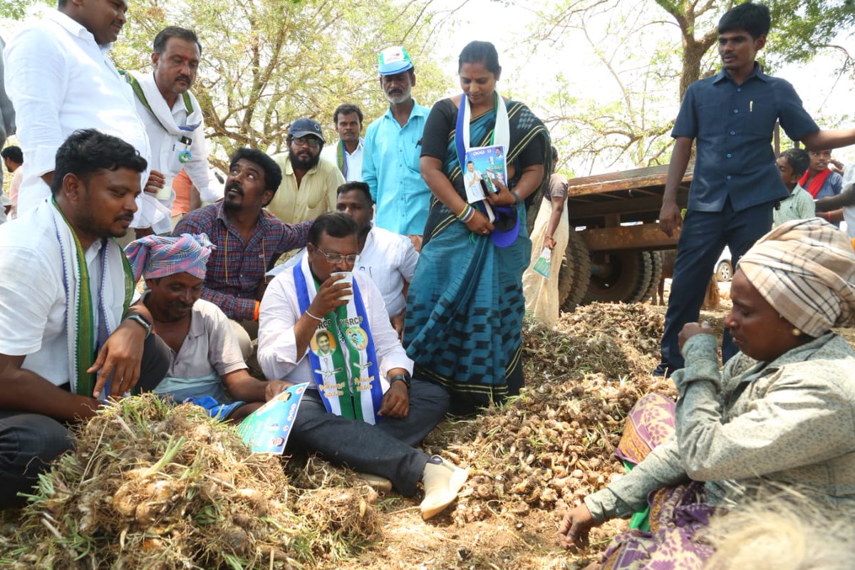 VGajendraBJP's tweet photo. తిరుపతి జిల్లా సత్యవేడు నియోజకవర్గంలో వైఎస్ఆర్సిపి ఎమ్మెల్యే అభ్యర్థి నూకతోటి రాజేష్ అన్న గారితో కలిసి ఎన్నికల ప్రచారంలో పాల్గొన్న వైఎస్ఆర్సిపి విద్యార్థి విభాగం రాష్ట్ర ప్రధాన కార్యదర్శి గజేంద్ర.... https://t.co/iyDKiMUwUB