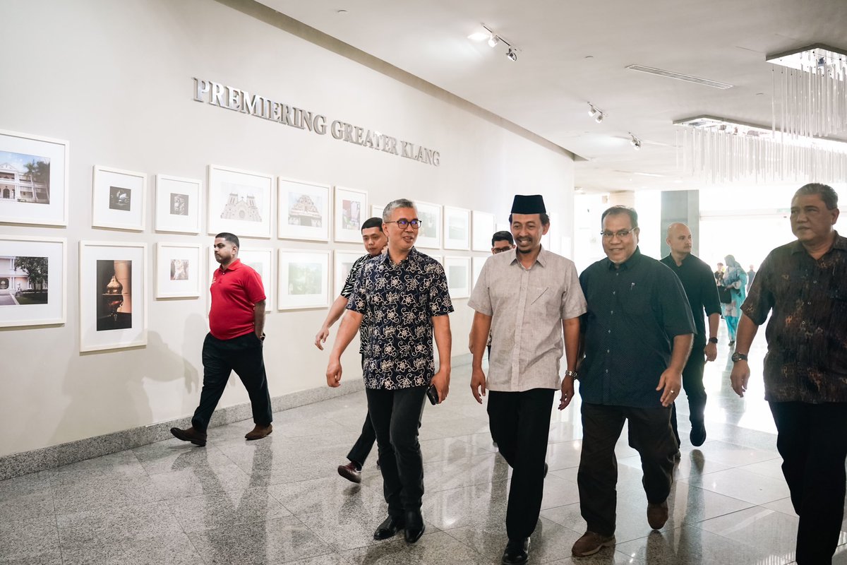 Bulat air kerana pembetung, bulat manusia kerana muafakat. Makan tengah hari sambil sembang santai bersama Ketua-Ketua dan Timbalan-Timbalan Ketua parti-parti politik yang membentuk Kerajaan Perpaduan di Parlimen Kota Raja. Bukan selalu kepimpinan UMNO, PKR, Amanah, DAP, MCA dan