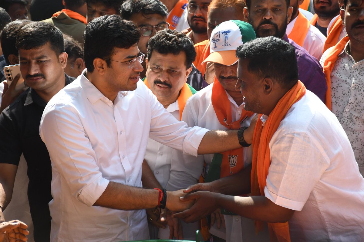 Grateful to Former CM & JDS Leader Shri @hd_kumaraswamy for joining our election campaign in Vijayanagar this morning. He urged voters to be vigilant of Congress' bribe for votes model through bogus guarantees & threats. Karnataka will turn out in large numbers on April 26 &