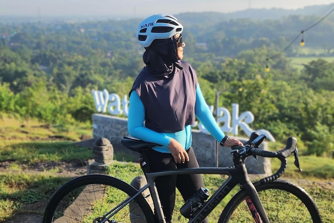 repost @cholif_ajha Ora perlu dadi Oyot Jati, cukup dadi Oyot Bayem. Ora perlu ngeboti gengsi, sing penting atine ayem. #instacycling #womancyclist #hijabikes#goweshepi#jogjagowes#roadbikehijab#bukitbego#watugagak#bantulhitz #explorebantul #jogjaistimewa