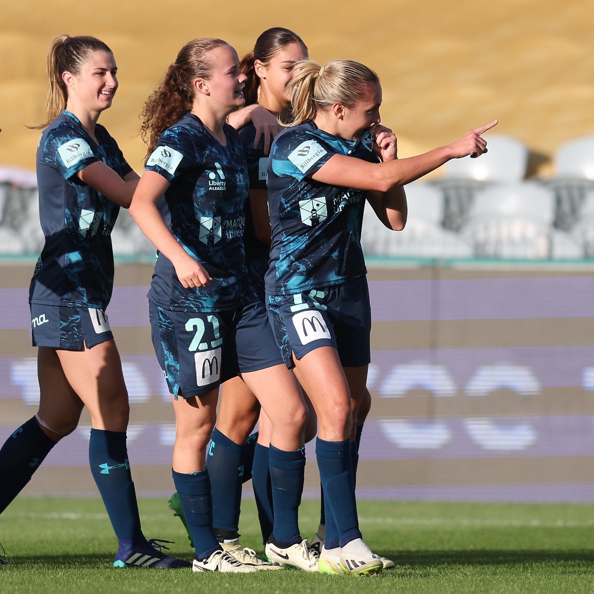 She loves this club 😘

#SydneyIsSkyBlue | #CCMvSYD