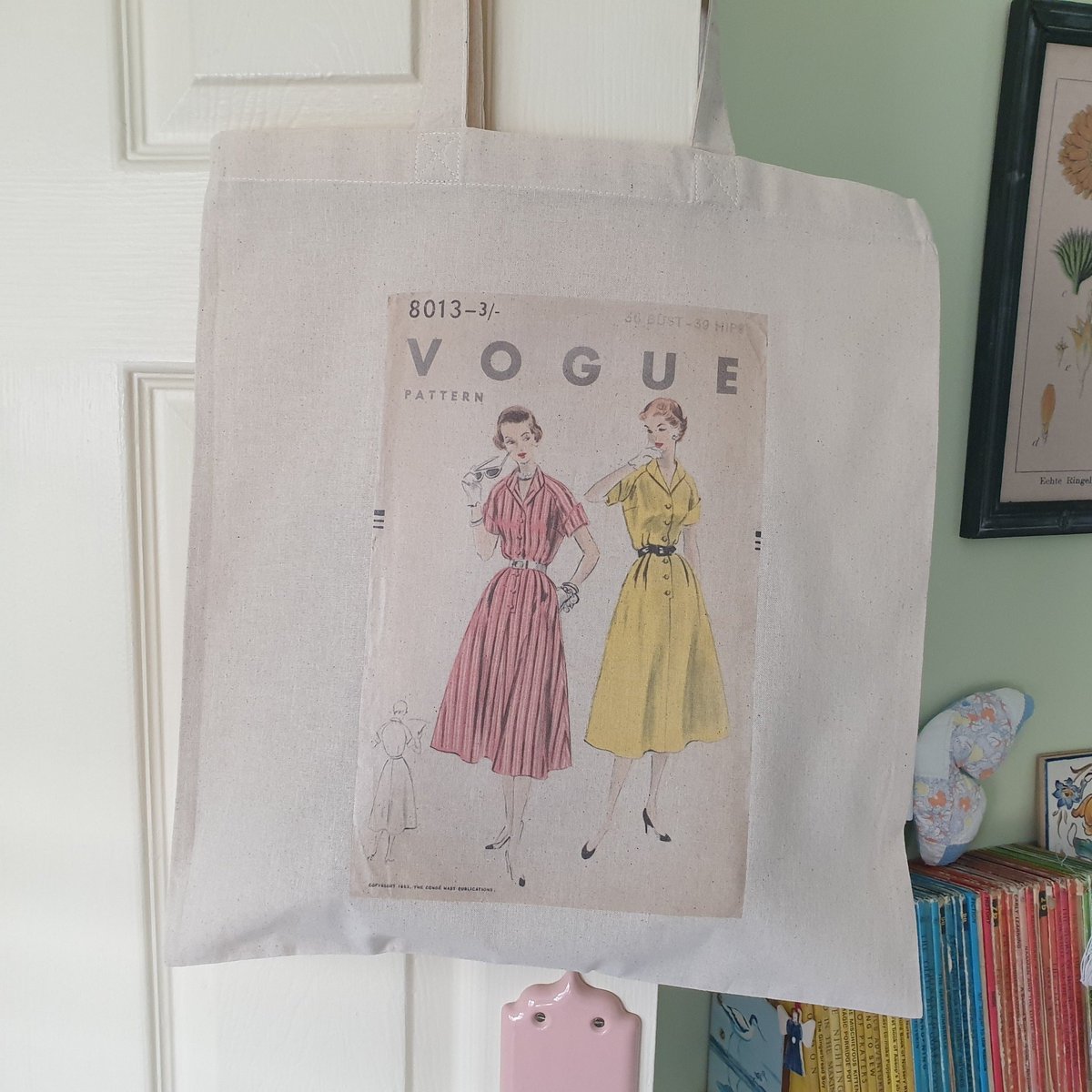 This vintage Vogue sewing pattern cover cotton tote is one of my best sellers. Perfect as a gift for anyone who loves sewing #earlybiz #sewinggift #craftbizparty sarahbenning.etsy.com/listing/813188…
