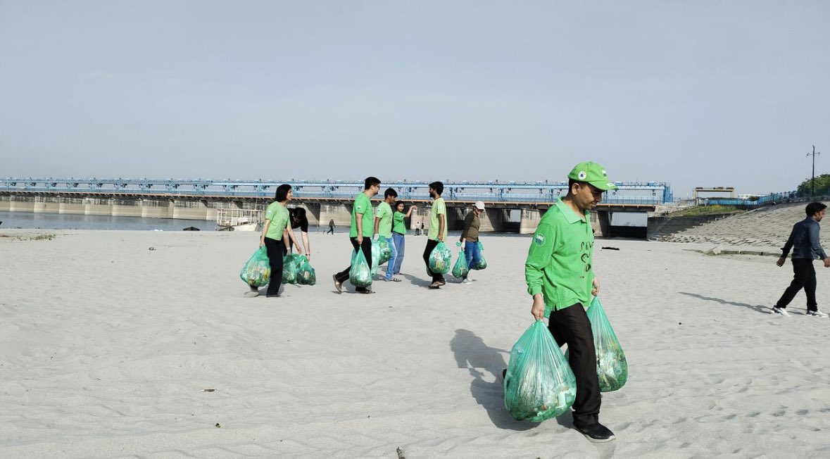 KunalPratap07's tweet photo. Plastic cleaning at Ganga Tat, near Ganga Bairaj, Kanpur. 
#Savesoil #ConsciousPlanet 
#SavesoilFixClimateChange
#SoilForClimateAction
#PlanetvsPlastics 
#EndPlastics https://t.co/wG56PwrOiP