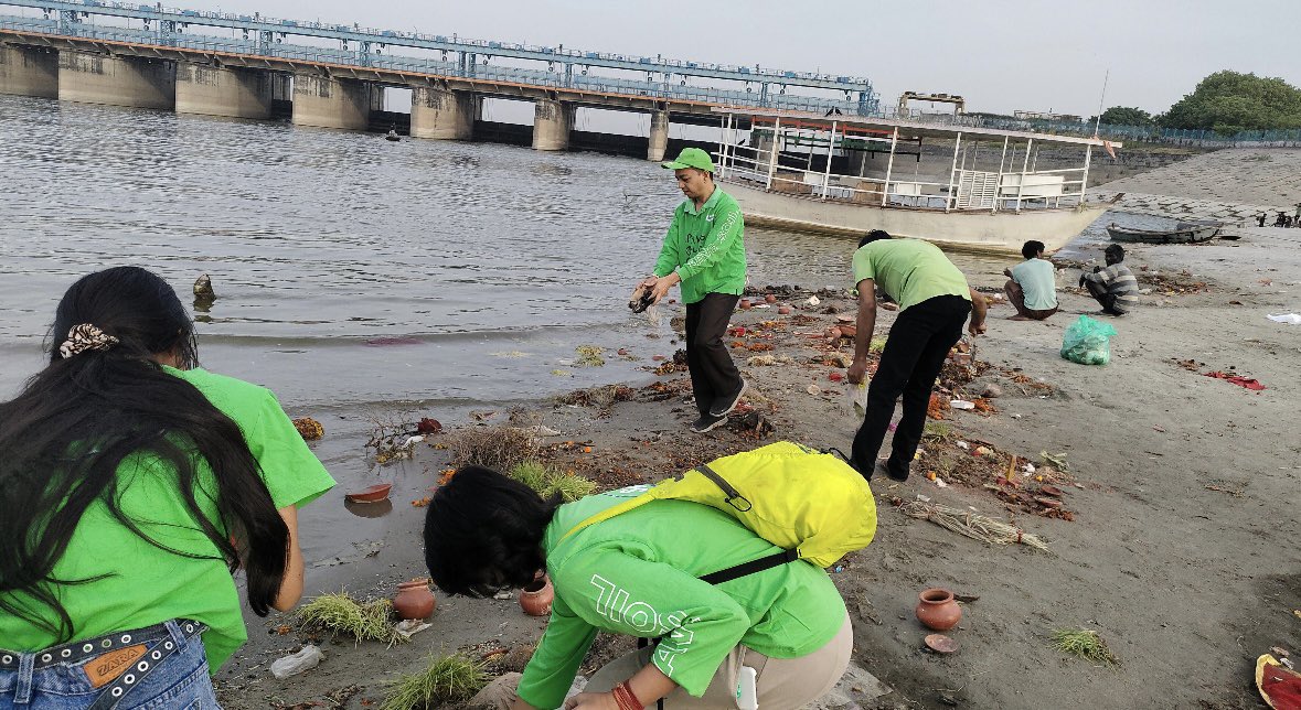 KunalPratap07's tweet photo. Plastic cleaning at Ganga Tat, near Ganga Bairaj, Kanpur. 
#Savesoil #ConsciousPlanet 
#SavesoilFixClimateChange
#SoilForClimateAction
#PlanetvsPlastics 
#EndPlastics https://t.co/wG56PwrOiP