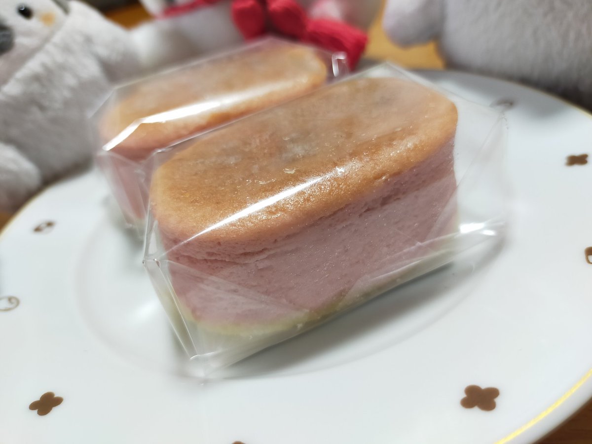 みんなたちと、いちごチーズスフレケーキをたびました☺🧀🍓

しゅわふわで一瞬でたびちゃいましたが😂、大好きなチーズスフレに、苺の存在感。間違いない美味しさでした🍓

２日間の限定販売なのは勿体ないなぁ。