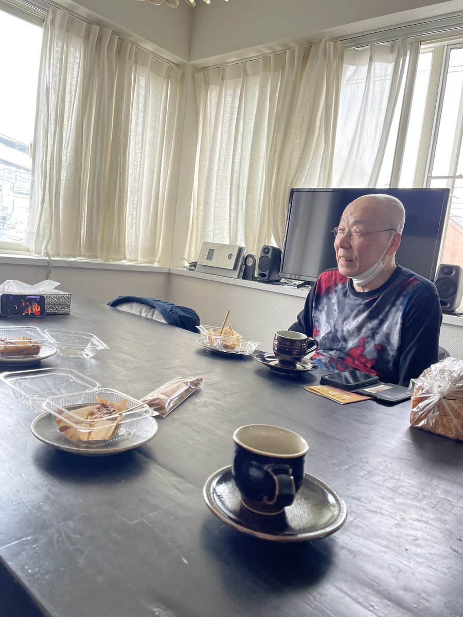 sakurakosun's tweet photo. 島健さん、うちで打合せ、の
その前に、、、

ニューヨーク
ブルーノートで
森山良子さん
マイケルブレッカーさん
と一緒に演奏した懐かしい
動画を見て皆で盛り上がる！

マイケルさんに
娘、5分で寝ると思う！と
言われて、
いや、NYまでわざわざ
連れてきたんだから
叩き起こしてでも聞かせる！と豪語したものの
マイケルさんの予想は的中
コハル5分で寝て、叩いても起きず、、、

↓これはラ��ブ後の写真
要は寝起き