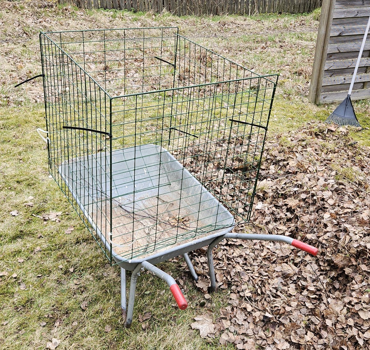 Gardening today. Invented in less than 10 minutes, a brilliant accessory for the wheelbarrow. 
#gardening #wheelbarrow #invention