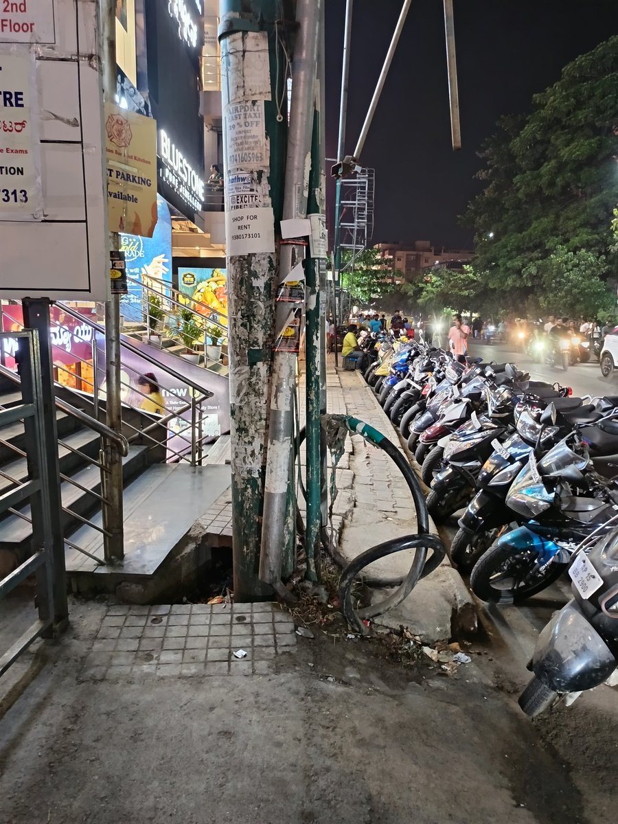 The unusable footpaths of Neeladri. This is in Electronic City, Bengaluru. We're not even capable of building a decent footpath. The rest of the world has been building good footpaths since the 1800s, why are we centuries behind? @BBMPCOMM @Namma_ECity @walkingproject