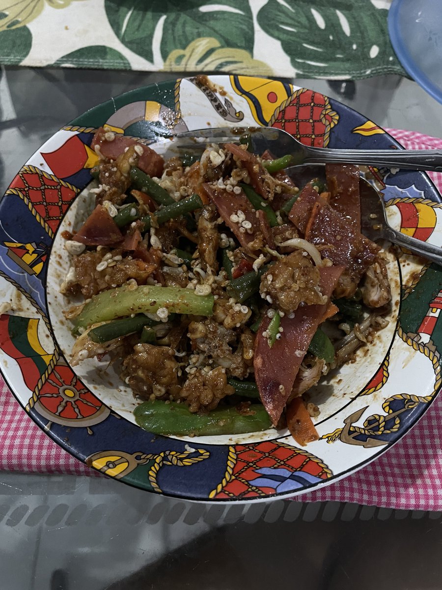 Abomination tapi enak wkwkwkwkwk, pecel with ayam tempe smokedbeef(somehow), sprinkled with runtuk peyek for the texture🤤