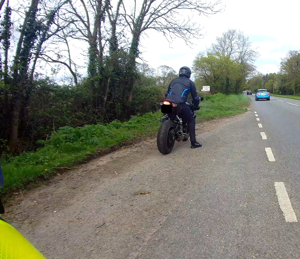 More motorcyclists doing foolish things. One travelling at 95+ in a 50mph limit (past Crealy). Another undertaking multiple times on a dual carriageway at speed, as well as trying to kick a car whilst undertaking it at over 60mph. Shocking behaviour. MPC Brown @VisionZeroSW