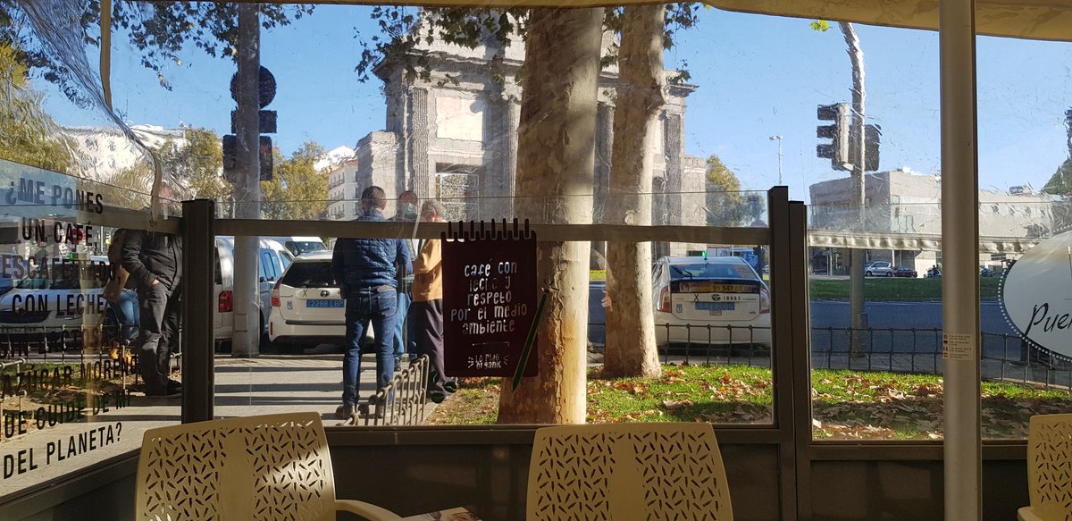 😊En ocasiones vemos, desde recepción, a algunos clientes de la cafetería dando sorbos a su café y mirando hacia la calle totalmente extasiados. La imponente visión de nuestra Puerta de Toledo puede ser hipnótica🤩 bit.ly/2qRHqOW #Escapadas #EscapadasMadrid #HotelMadrid