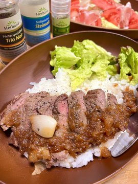 プレゼント内容のオリジナルハーブソルトは仕上げにかけるだけはもちろんお肉の下味にも✨我家はステーキを焼くときなんかにも使います！もう焼いてる時の香りが本っ当にいい🙆🏻‍♀️✨多めにかける事がポイント👆

#懸賞 
#プレゼントキャンペーン中