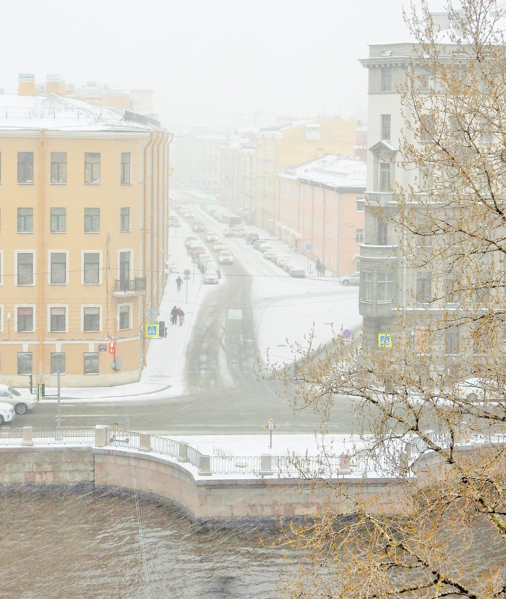 Апрельская метель в Санкт-Петербурге. Снимок вчера из окон на Фонтанку и Никольский переулок...