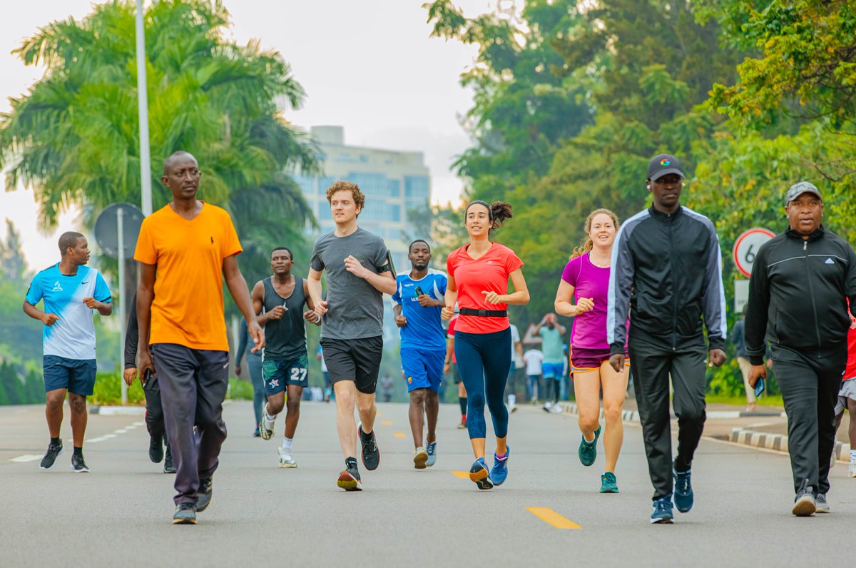 📸Amafoto: Kuri iki Cyumweru, abatuye Umujyi wa Kigali bazindukiye muri Siporo Rusange #CarFreeDay iba kabiri mu kwezi. Barakora siporo yo kwirukanka, gutwara amagare, kugenda n'amaguru, imyitozo ngororamubiri, imbyino, imikino inyuranye, ... Siporo ni ubuzima!