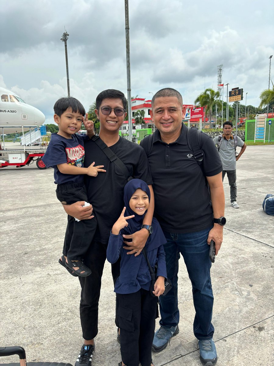 Ketemu pak @appi_mika otw balikpapan
sayangnya bukan buat <a href="/PSM_Makassar/">PSM Makassar</a> 
Tapi buat penyerahan Trophy <a href="/BorneoSMR/">Borneo FC Samarinda</a> 
Musim depan buat team dan manajemen yang lebih solid lagi ya PSM, biar kita Juara lagi