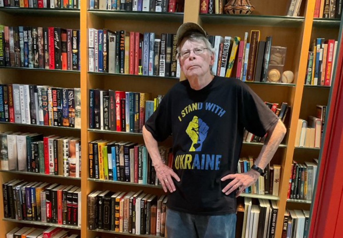 . Happy Weekend from @StephenKing . . . and me... #StandWithUkraine #SlavaUkraini 💙 🌻 💛