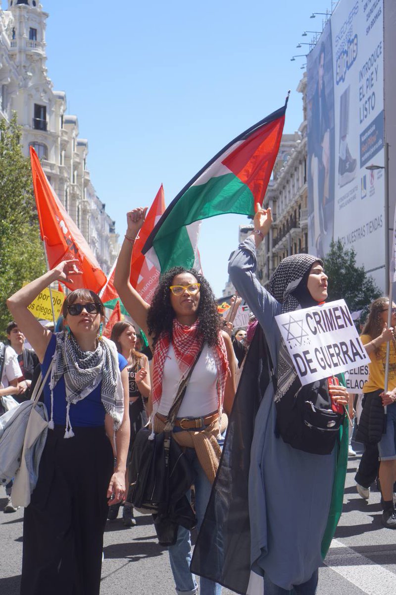 🔥Madrid sale nuevamente a las calles por #Palestina 📢Más de 15mil personas se manifiestan contra el genocidio y exigen el fin del comercio de armas y la ruptura de relaciones con Israel. ▪️¡Libertad presas palestinas! ▪️¡Basta de complicidad del Gobierno y las empresas! ▪️¡Viva