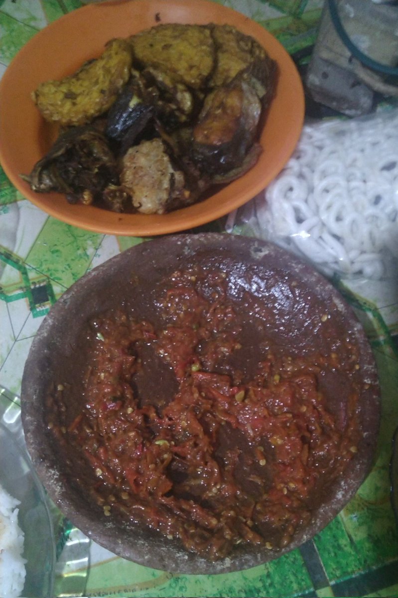 @arieparikesit Menu menu keluarga kismin, sambel tomat terasi pedas spray jeruk limau, nasi panas plus tempe anget,terong berbalut tepung krispi, ikan patin atau lele kalau ada rejeki lebih....