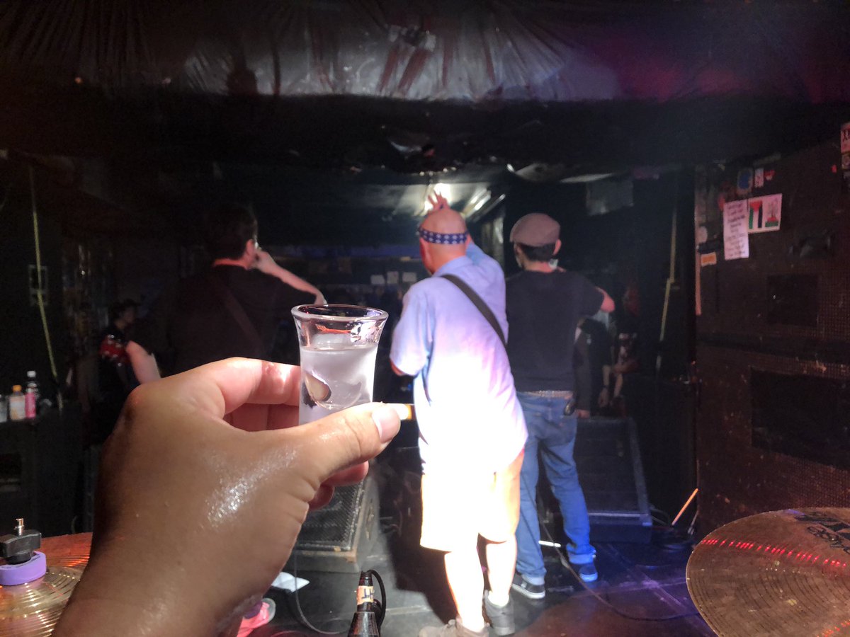 AKIWOROCKS's tweet photo. おまえ
RASPUTIN
I thinkの流れ最高でしたね！

HOWもやりきりました、やり過ぎたぐらいです！
あのパータレが、箱を盛り上げようとする打ち上げの意識すごいな
ドラムきついのにすぐに乾杯しに行けるかっつーのw(褒め言葉且つ本音)

まあ戻ります！！ https://t.co/h18CN4wyGO