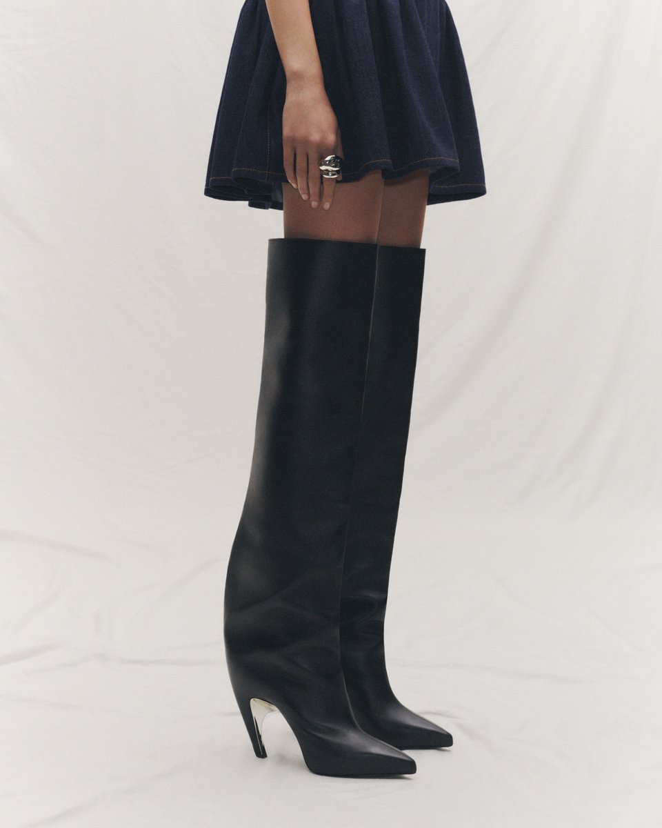 McQueen's tweet photo. Spring Summer 2024 footwear: featuring the Armadillo boots, Thorn mules and Twisted sandals.

Discover #McQueenSS24: https://t.co/HqkZLkiapO https://t.co/yFd9aK22R1