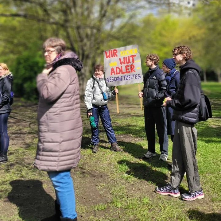 Adler die Flügel stutzen – die Weiße Siedlung wehrt sich! ✊ Gratulation an die Mieter*innen der Weißen Siedlung in Neukölln für die gestrige Kundgebung 💛💜 Euer Kampf gegen profitorientierte Großvermieter und für menschenwürdige Wohnverhältnisse ist unser gemeinsamer Kampf!