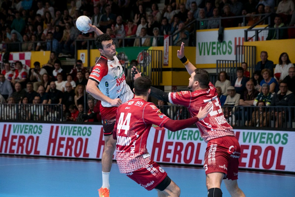 🏆 #LigaPlenitude
🤾🏽 Jornada 26
⌚ Final del partido 
Viveros Herol BM. Nava: 26
BM. Logroño La Rioja: 27

Caemos por la mínima. ¡Cabeza alta chicos porque habéis hecho un partidazo!

📸 Daniel Pérez. 

#GuerrerosNaveros 🔴⚪