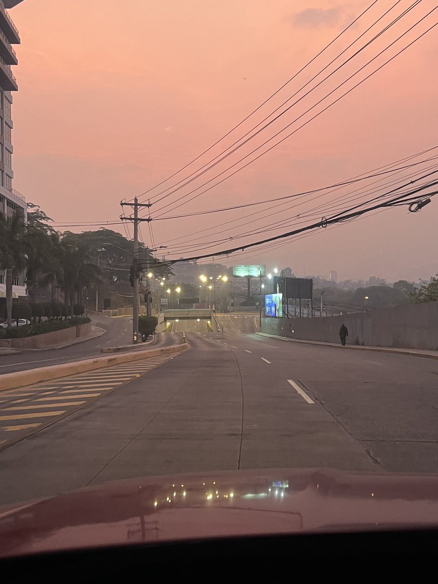 Tegucigalpa hoy, lleno de humo que ni las montañas se miran