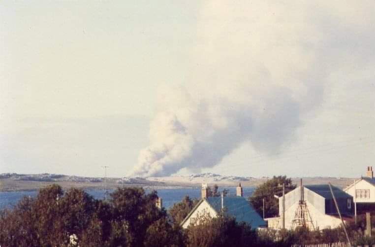 April 21st 1982, #OTD in the #Falklands war it is recorded that:

'This afternoon the Pucaras again bombed the Tussac Islands in Port William. Savage flames cover the ground while a huge pall of dense smoke rises hundreds of feet into the air....'

(continued below)