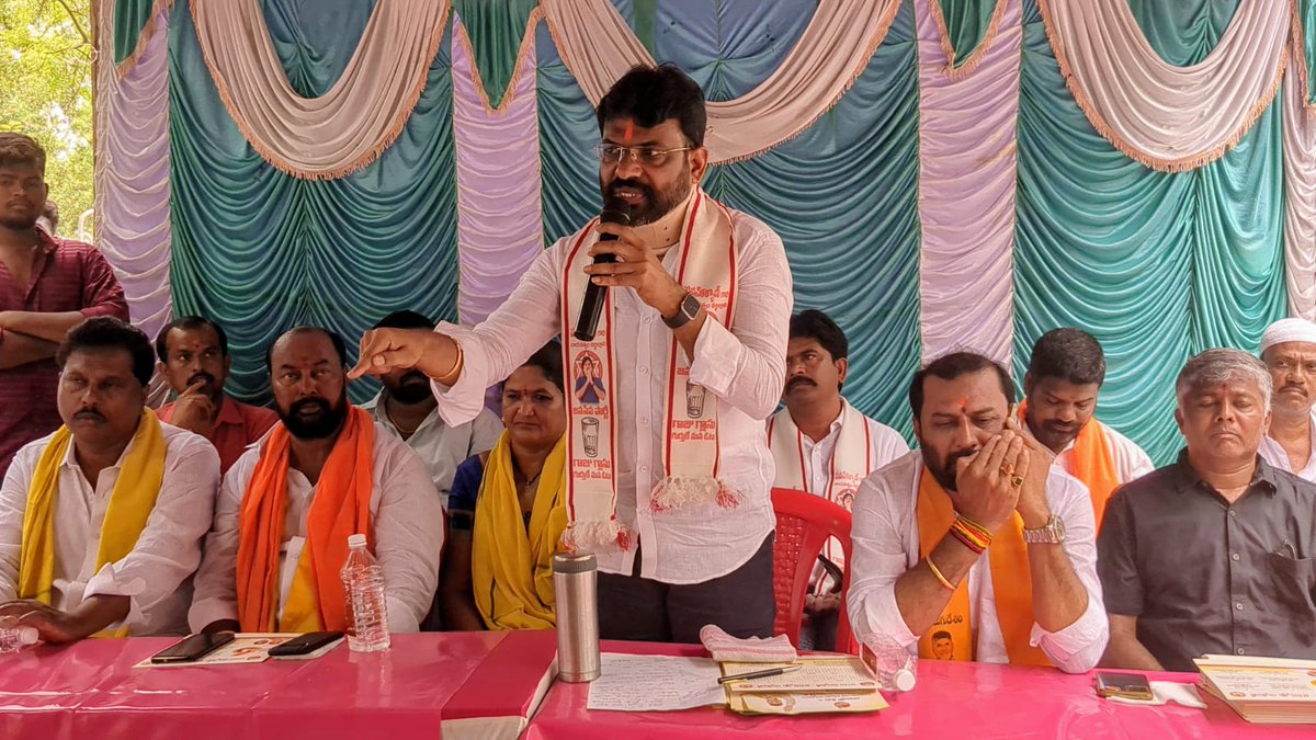 MANIKANTA_GTL's tweet photo. గుంతకల్ పట్టణం 23, 24 వార్డులలో "ప్రజాగళం" కార్యక్రమంలో పెద్ద ఎత్తున పాల్గొన్న సీనియర్ నాయకులు తెలుగుదేశం, జనసేన, బిజెపి కుటుంబ సభ్యులు.

#HelloAP_VoteForJSPTDPBJP 
#HelloAP_ByeByeYCP
#JspVasagiriManikanta https://t.co/4J2e8BQthD