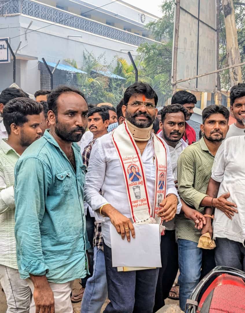 MANIKANTA_GTL's tweet photo. గుంతకల్ పట్టణం 23, 24 వార్డులలో "ప్రజాగళం" కార్యక్రమంలో పెద్ద ఎత్తున పాల్గొన్న సీనియర్ నాయకులు తెలుగుదేశం, జనసేన, బిజెపి కుటుంబ సభ్యులు.

#HelloAP_VoteForJSPTDPBJP 
#HelloAP_ByeByeYCP
#JspVasagiriManikanta https://t.co/4J2e8BQthD