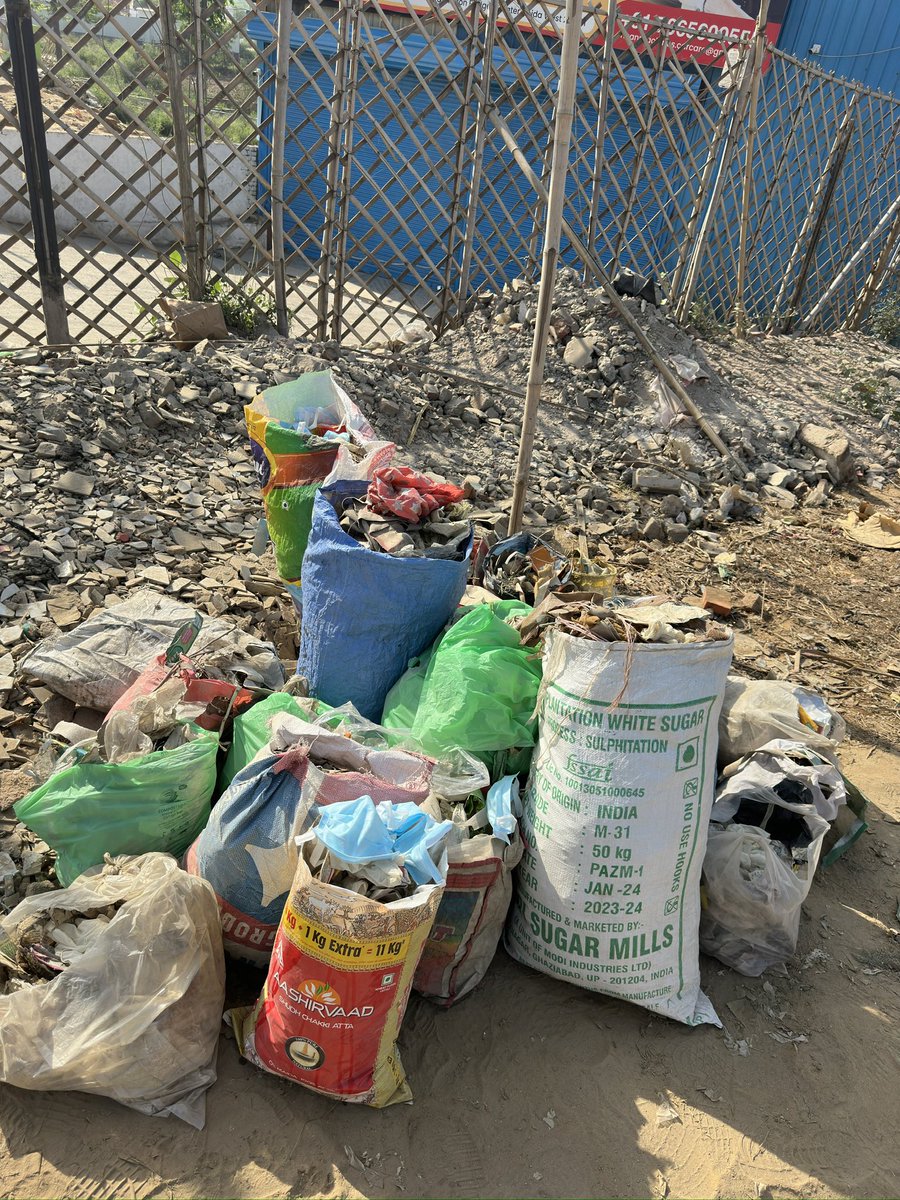 apaarbhatnagar's tweet photo. We conducted a plastic collection drive near hindon river in Gr Noida on the occasion of #WorldEarthDay 
@OfficialGNIDA request you to collect the garbage from the location shared in the picture.
Garbage location 
Greater Noida West https://t.co/ahgXb1iQb1 https://t.co/s4DWDIa9V2