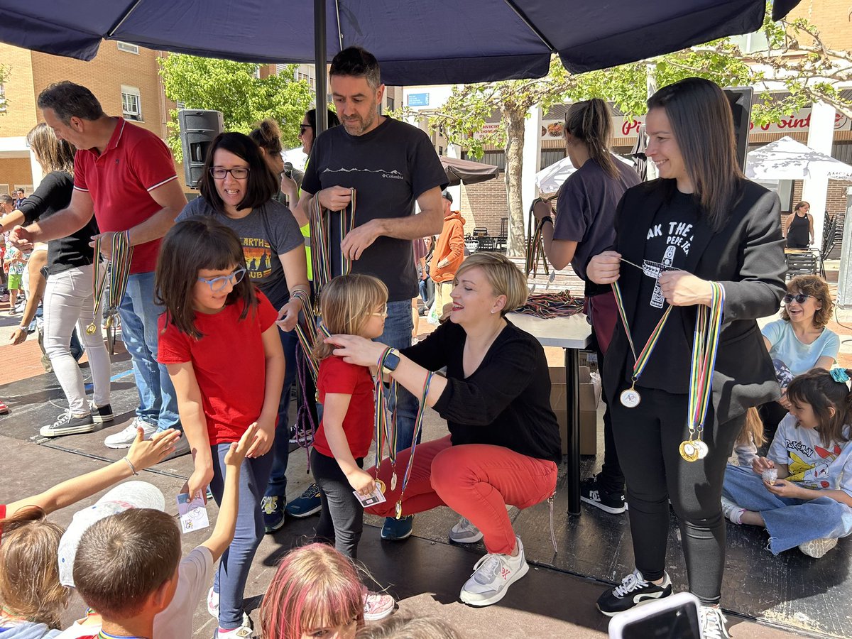 🏃🏻‍♂️🏃‍♀️ Tras tres intensos días, hoy han finalizado las Olimpiadas de Arroyo Culebro organizadas por <a href="/AmpaAngelGlez/">AMPA  Ángel González</a>  <a href="/ampamvm/">Ampa Manuel Vazquez Montalban</a> y <a href="/IES_RFruhbeck/">IES Rafael Frühbeck de Burgos</a> con una zumba multitudinaria 
El alcalde <a href="/marecuencopp/">Miguel Ángel Recuenco 🇪🇦</a> y la concejala de Deportes <a href="/cpolonioc/">Clara Polonio 💙</a> han estado en este último día deportivo