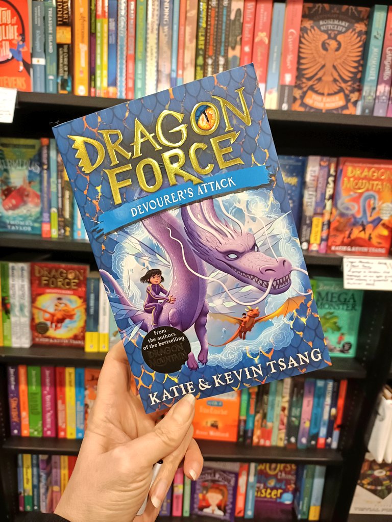 If you miss Dragon Realm? Did you realize there's a new generation of dragon peacekeepers in #DragonForce AND book 2 is already out? Devourer's Attack in store now @RiversideHemel #waterstones #weekendreads @kevtsang @kwebberwrites waterstones.com/book/dragon-fo…