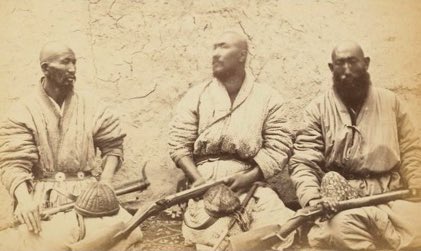 1873'te İngiliz Diplomatı T.D Forsyth tarafından çekilen Kaşgar'daki silahlı Uygur Türkü askerler. Not: Doğu Türkistan'da kurulan Kaşgar Devleti, Yakup Beg’in idaresinde 1877 yılına kadar müstakil bir devlet olarak varlığını sürdürmüştü.