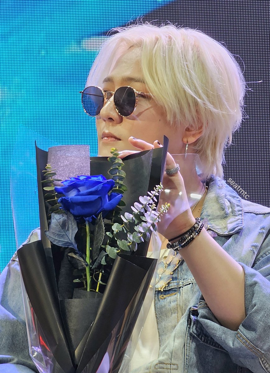 หนุ่มดอกไม้​ 🌹 

240421
Let’s be groovin with DK
#DK_NAKSEO_FansigninBKK
#DK_ASIA_FAN_EVENT_TOUR 
#DK_1st_SOLO_NAKSEO 
#DK #DongHyuk #KimDongHyuk @D_dong_ii