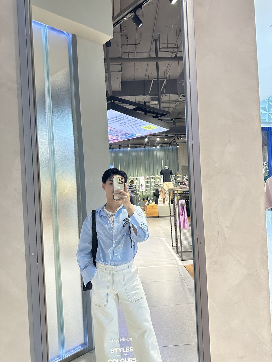 •
พยายามคิดบวก+ แต่สุดท้ายก็คิดถึงคูณ× 😛
#ด้อมเด็กวัดเสียงหวาน🧡
#banksornn