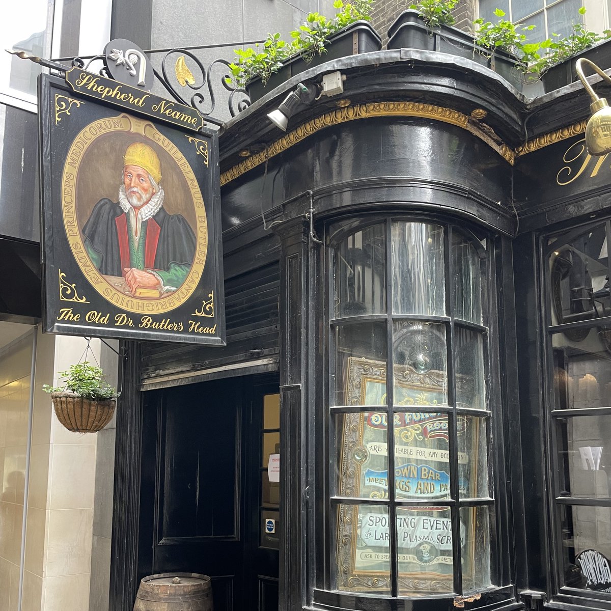 👀 The Old Doctor Butler’s Head is one of the City of London's most historic pubs. The pub is named after a 17th-century self-proclaimed specialist in nervous disorders, called Dr Butler, known for his 'miracle cures'. Have you seen it? 📍 2 Masons Avenue, Moorgate