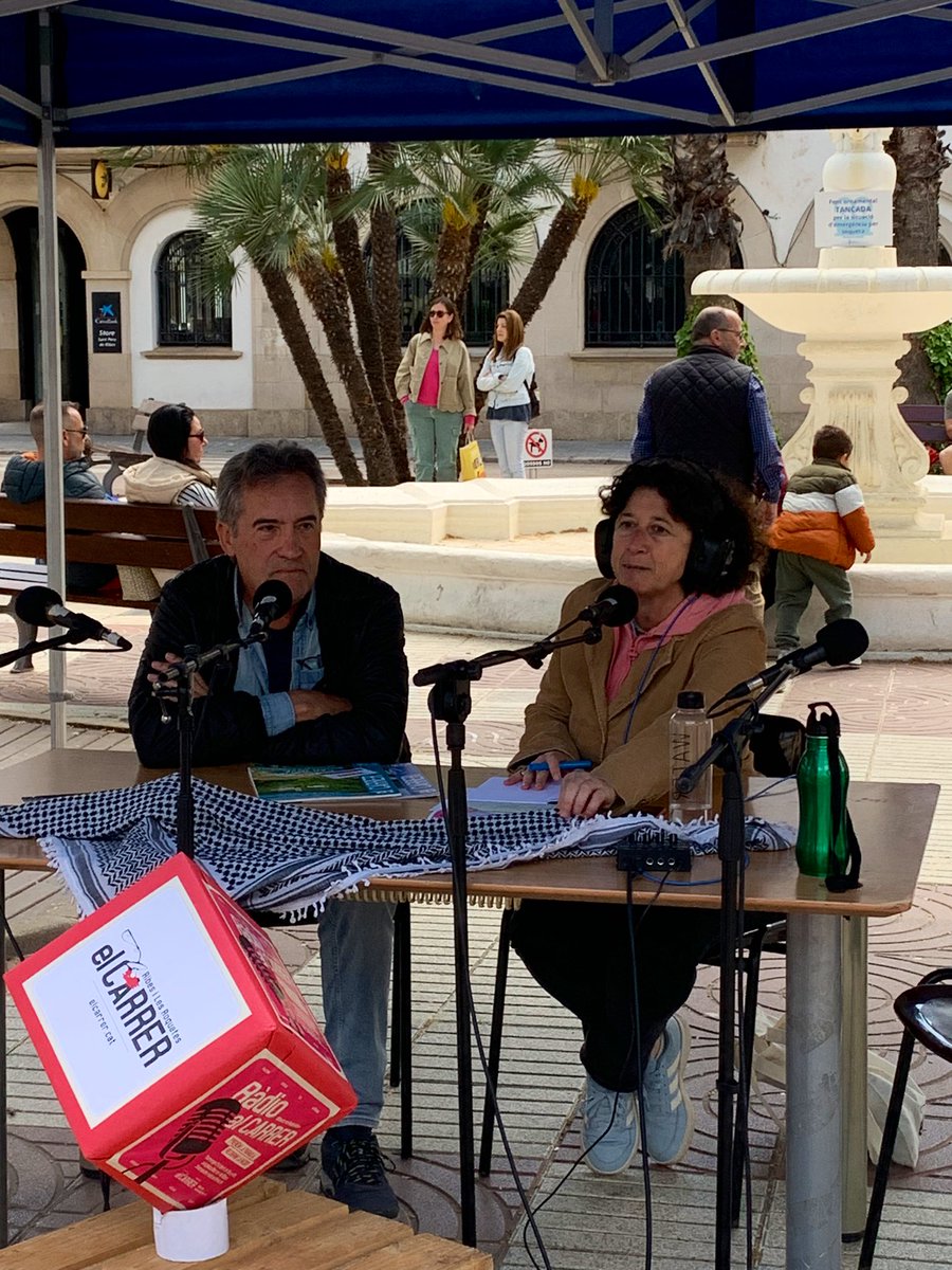 JordiEroles's tweet photo. La revista @carrer_i porta la ràdio al carrer. Amb motiu d #SantJordi, la Pl. Marcer d Ribes és l’escenari d 4h d programació radiofònica conduïda x l’Esther @esroma75 x reivindicar la recuperació d l’emissora municipal @RadioRibes: accions x portar la veu dels ribetans al carrer https://t.co/tqM9bMlFCF