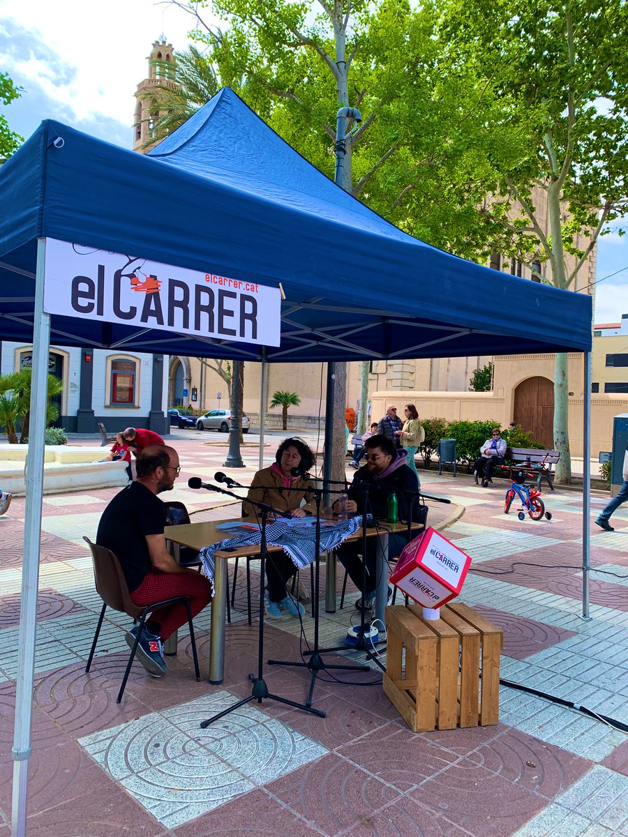 JordiEroles's tweet photo. La revista @carrer_i porta la ràdio al carrer. Amb motiu d #SantJordi, la Pl. Marcer d Ribes és l’escenari d 4h d programació radiofònica conduïda x l’Esther @esroma75 x reivindicar la recuperació d l’emissora municipal @RadioRibes: accions x portar la veu dels ribetans al carrer https://t.co/tqM9bMlFCF