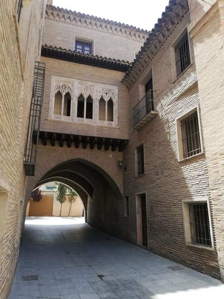 Arco del Deán en Zaragoza, a pocos metros de la Plaza de La Seo. La capital de Aragón es uno de los lugares con los rincones más curiosos de España. Fotografía de marianofelez 📸👏🏻