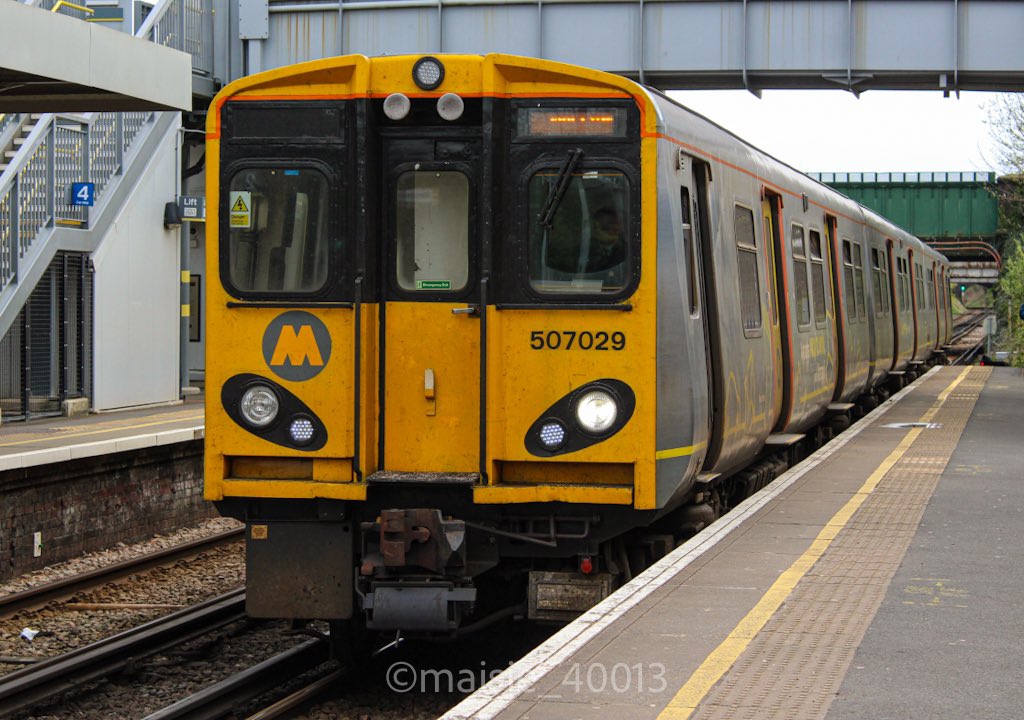 507029 arrives into Birkenhead North working 2N23 1153 New Brighton to New Brighton
12/04/2024
#class507 #pep #birkenheadnorth #wirralline #merseyrail #liverpool