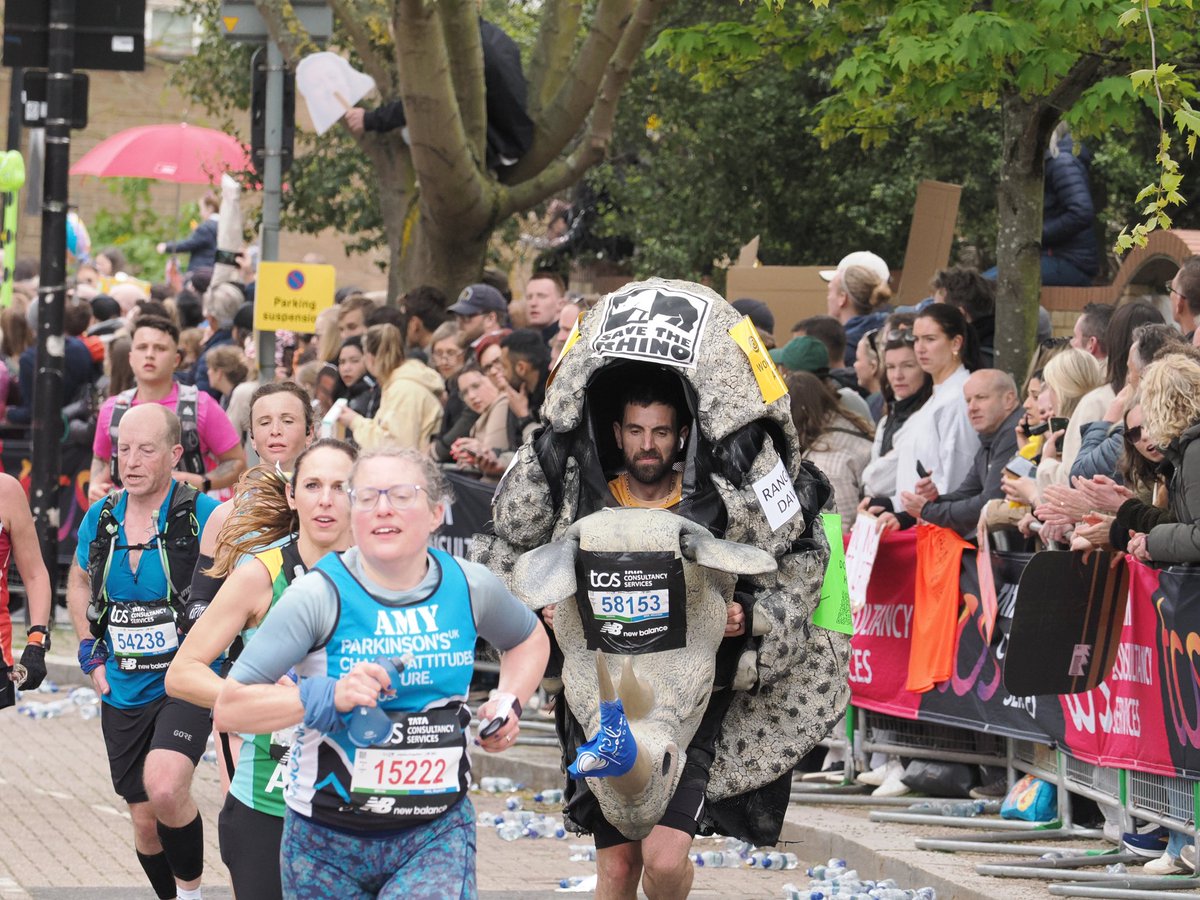 David McNab at Mile 9 and a bit @savetherhino @BBCOxford #LondonMarathon