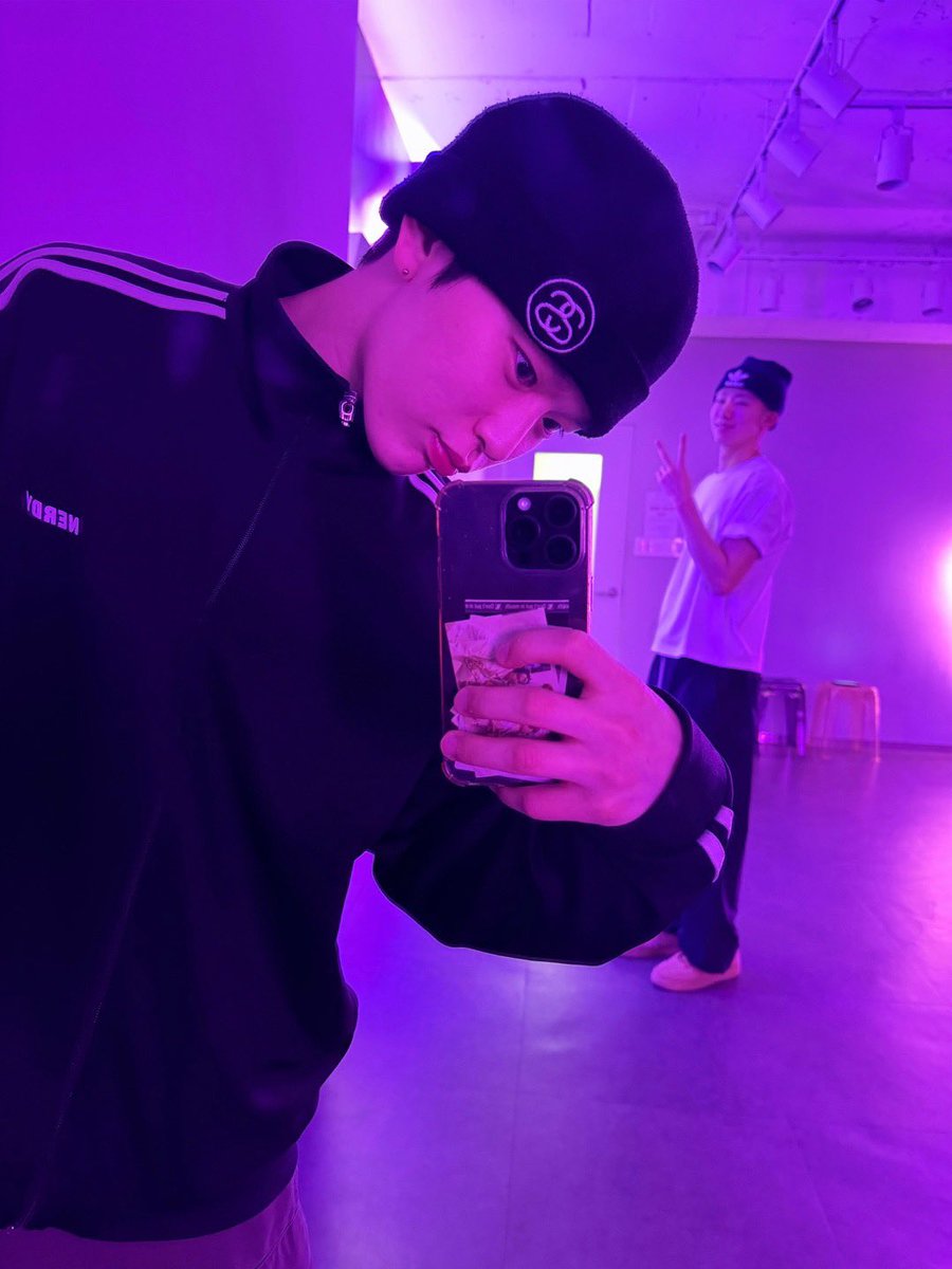haseungluv's tweet photo. 240421 위버스 포스트🤍

맏&amp;막 우리 귀요미랑🕺

#휘브 #WHIB #하승 #HASEUNG https://t.co/NM0AbzO16p
