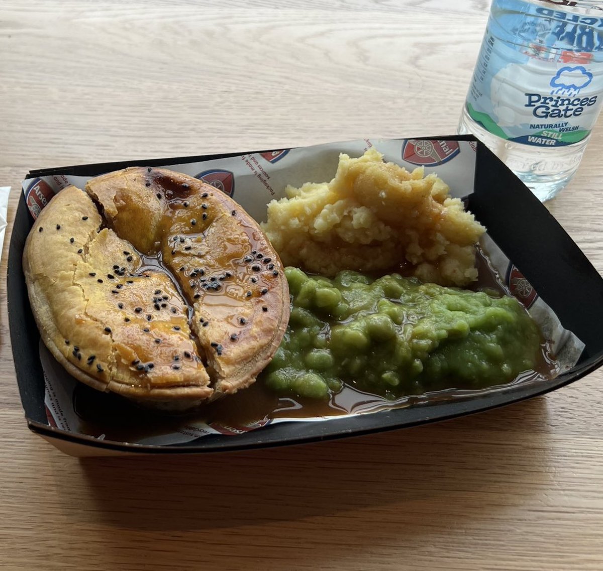 Chicken pie, mash, peas and gravy at Arsenal Women (@ArsenalWFC) 💷 £7 with a soft drink
