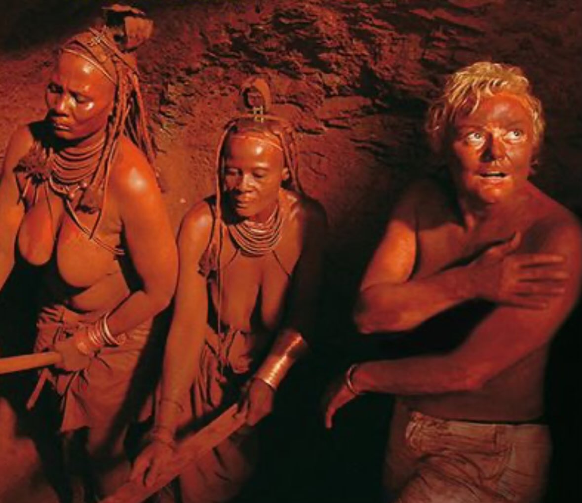 @ohjooey @willfrelon @GrandeurNoire Il est nécessaire de dénoncer les blackface, quand ils sont des représentations dégradantes (comme là ⬇️).
Mais dans le cas du carnaval de Cayenne, c’est une tradition de partage et hommage.

Ou sinon Muriel Robin qui prend une bain d’argile avec des Himbas c’est quoi?🙄