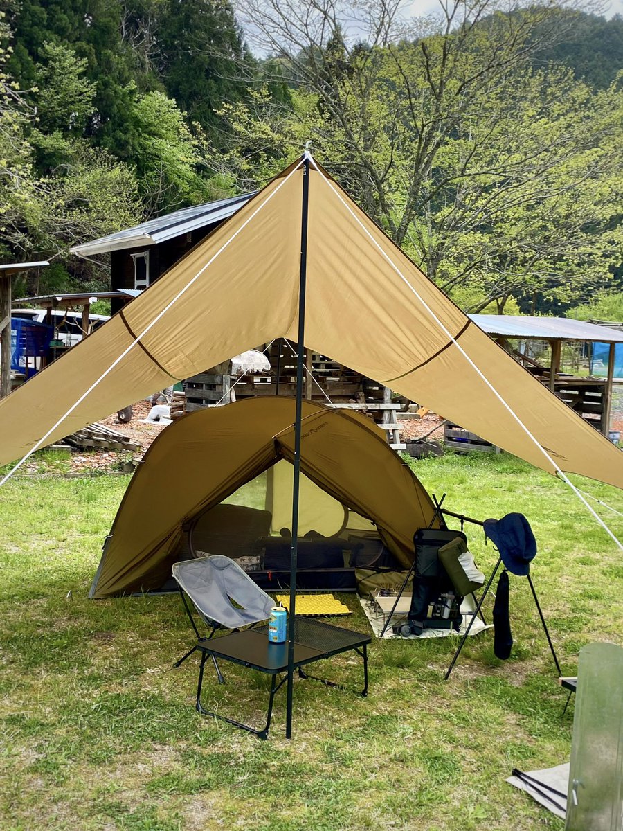 新緑が気持ちいい富川エスパークキャンプ場さんへ🏕️テントはウチでも5分で設営完了のホーボーズネスト2。かっこいいでしょ⁈😆 今日は雨撤収になったのでタープを張ってて良かった‼︎