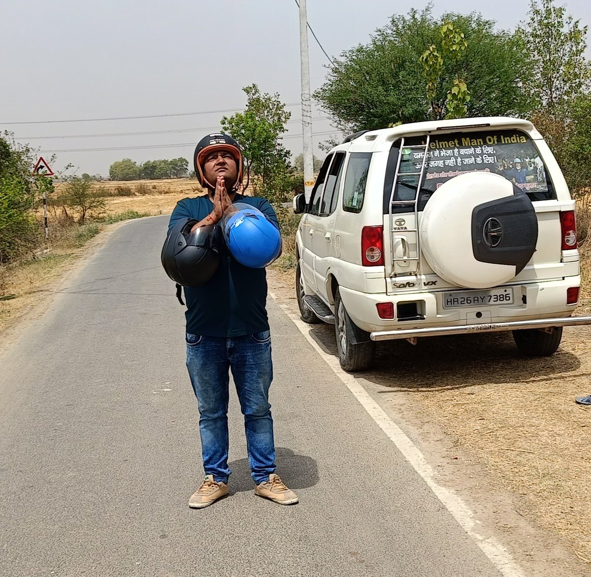 उस वक्त बड़े असमंजस में रहता हूं जब कोई परिवार अपनों को सड़क हादसे में खोने के बाद मुझे कॉल करते है. मुझे समझ में नहीं आता वह मुझे हौसला देना चाहते है या फिर हमसे हौसला पाना चाहते है. उनके आंसुओं के आगे मैं बेबस रहता हूं. क्योंकि मैं एक योद्धा हूं और मुझे किसी की आंखों में आंसू…